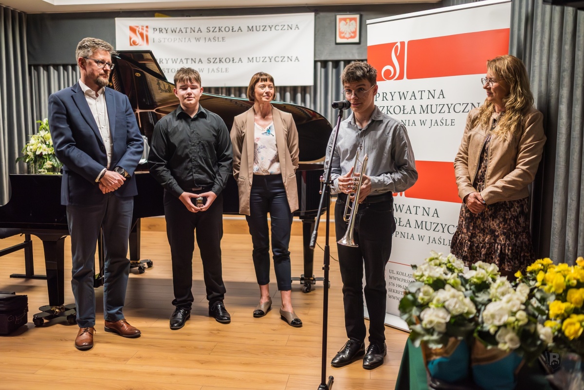 Przekazanie instrumentu zakupionego dzięki akcji charytatywnej 