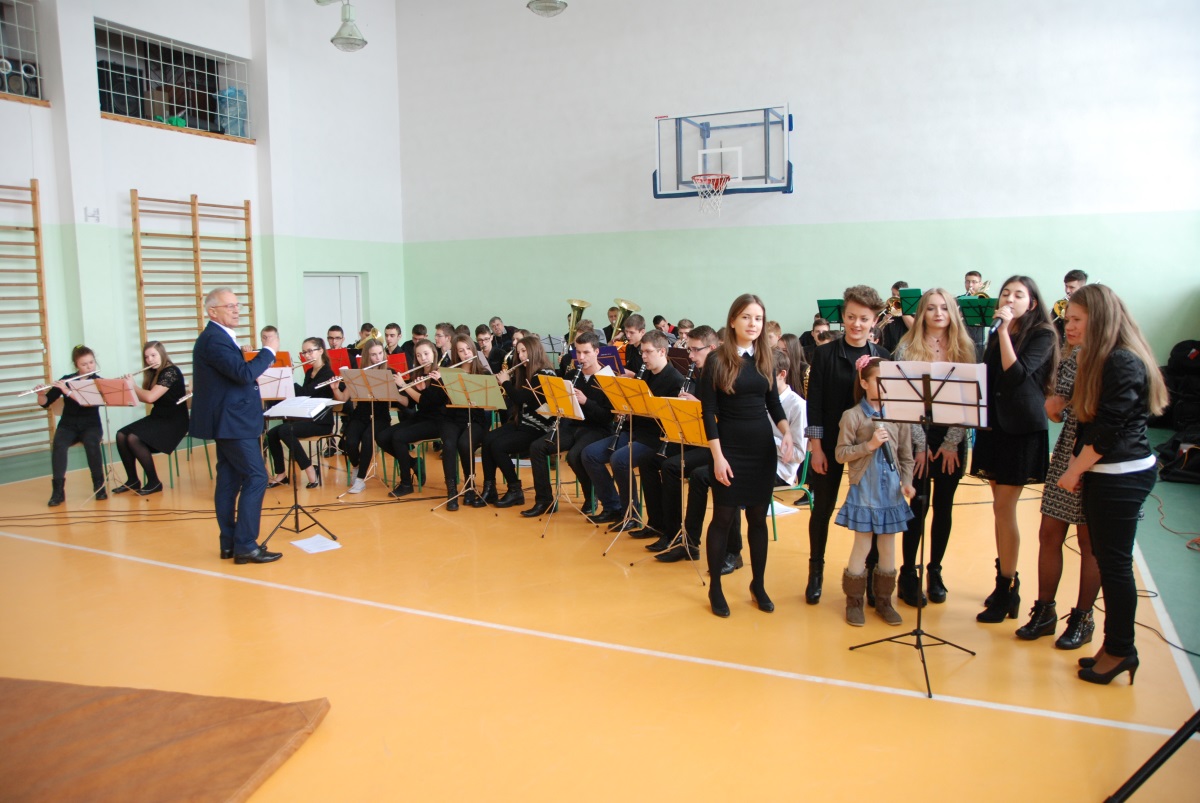 Koncert Młodzieżowej Orkiestry Dętej w Zespole Szkół Publicznych w Święcanach - 27 listopada 2015